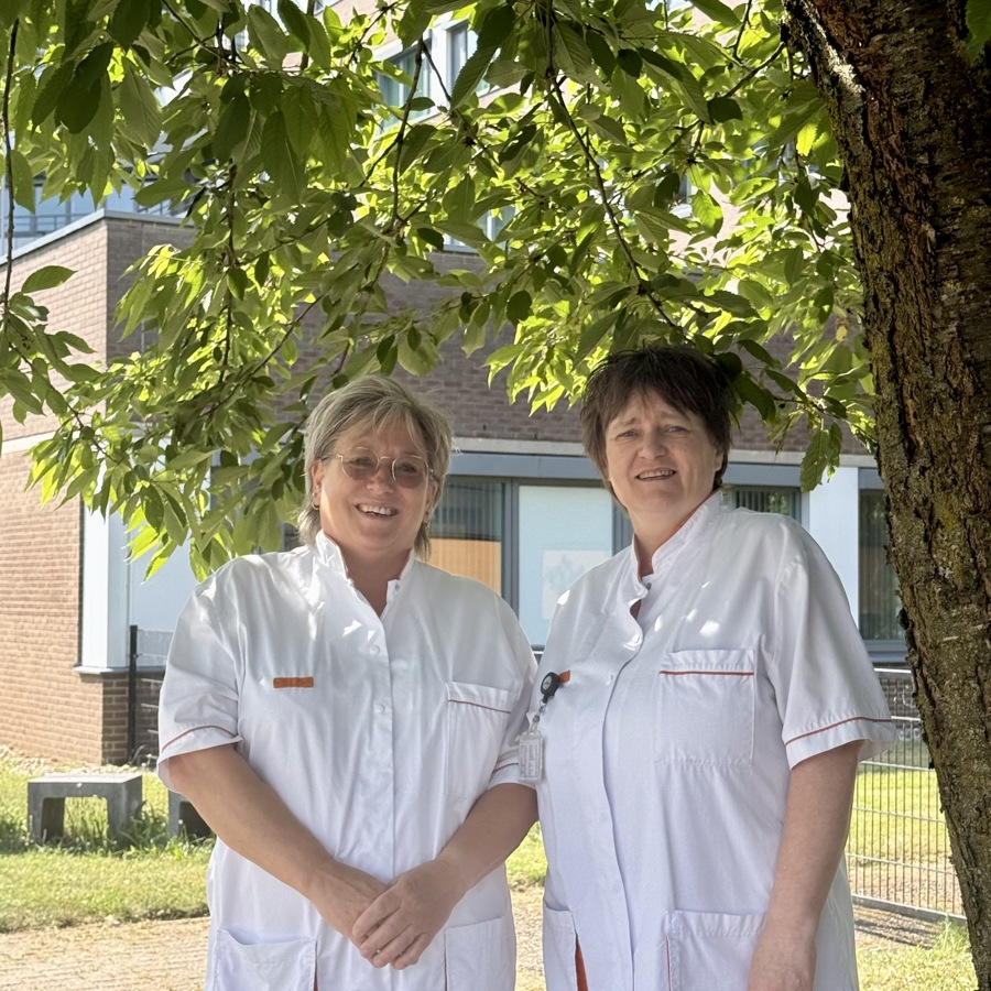 Green Nurses Petra Vd Kerkhof (L) En Peggy Rijvers (R)