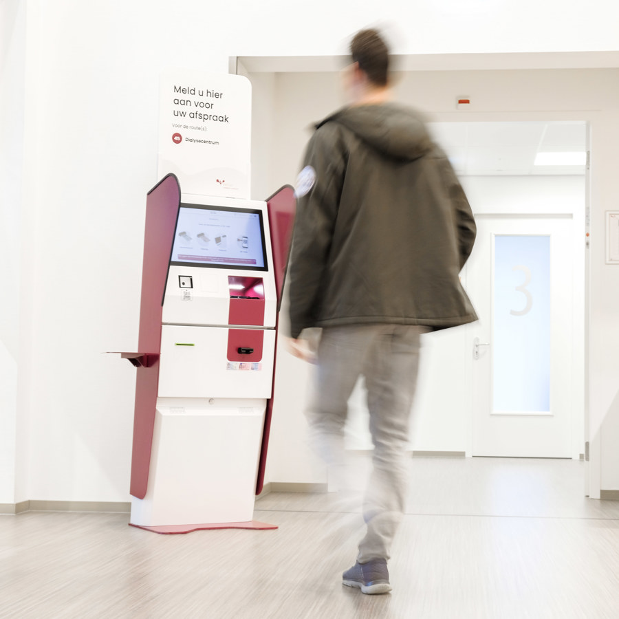 Patiënt loopt naar zuil toe