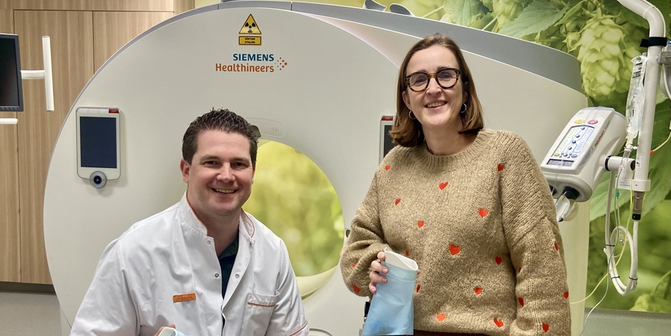 Ivo Elbers en Wendy Achten bij de CT scanner