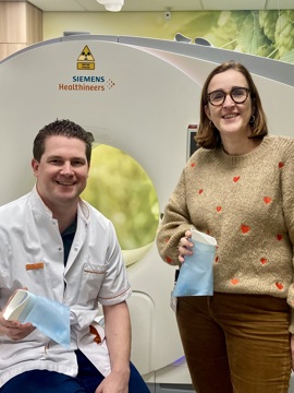 Ivo Elbers en Wendy Achten bij de CT scanner Ivo Elbers en Wendy Achten bij de CT scanner