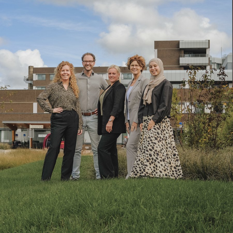 Het kernteam Zorgevaluatie met van links naar rechts Coby van de Bool, Floris Kleermaeker, Manon Fleuren - janssen, Nicole kessel en Nouhaila Belkassem