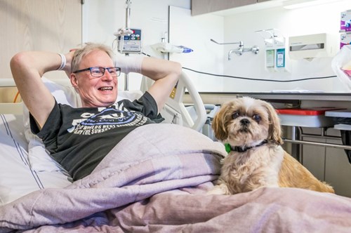 Op deze foto zie je een VieCuri patiënt samen met zijn hondje Daisy