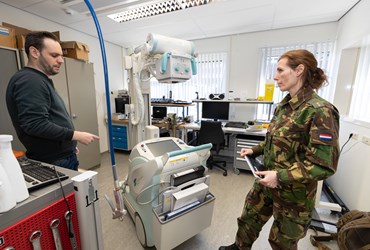 Op deze foto zie je een VieCuri-medewerker die een röntgenapparaat in ontvangt neemt van de Defensie.