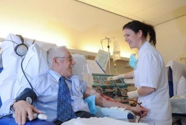 Dialyse patiënt en verpleegster