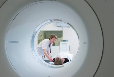 Op de foto ziet u een arts die een scan maakt van een patiënt