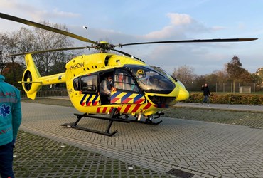 Traumahelikopter met COVID-positieve IC-patiënt landt bij VieCuri in Venlo op 11 november 2020