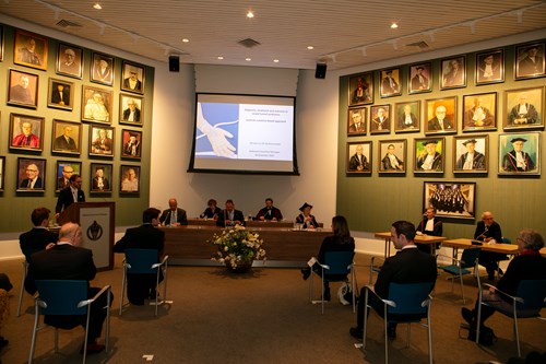 Op deze afbeelding ziet u dat Floris de Kleermaeker zijn proefschrift aan het verdedigen is