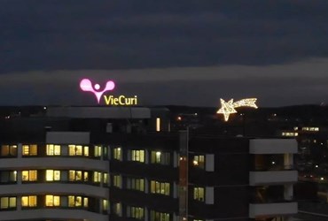 Op deze foto ziet u een verlichte kerstster op het dak van VieCuri.