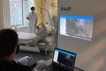 Augmented reality bril in gebruik door verpleegkundige