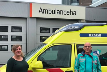 Foto: Lisa Frenk, arts-onderzoeker VieCuri en Serge Bögels, ambulanceverpleegkundige AmbulanceZorg Limburg-Noord.
