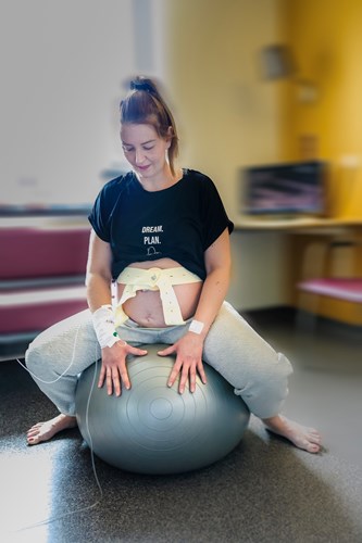 Op deze foto ziet u zwangere patiënt Cynthia Lutgens op een skippybal.