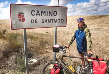 Op deze foto ziet u meneer van Wanrooy met zijn fiets in Camino de Santiago.