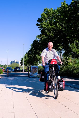 Op deze foto ziet u meneer van Wanrooy op de fiets bij VieCuri Venlo.