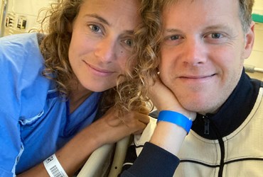 Op deze foto ziet u Lex Uiting en zijn vriendin Suzan in het ziekenhuis