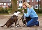 Op deze foto ziet u patiënt Yvonne van de Ven samen met haar hond. 