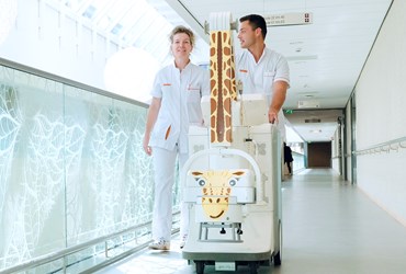 Op deze foto ziet u twee laboranten met een digitaal, mobiel röntgenapparaat. 