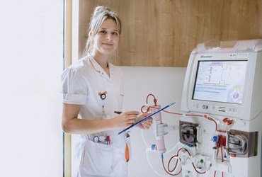 Verpleegkundige Loes Jacobs bij het dialyseapparaat