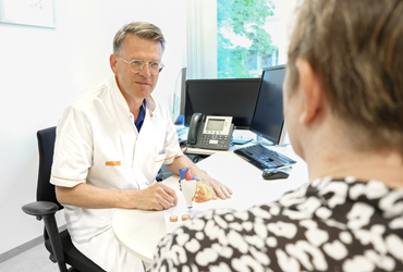 Geert Tjeerdsma in gesprek met een patiënt