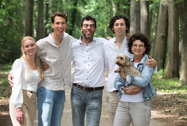 Trea Harperink (met haar gezin en hond)