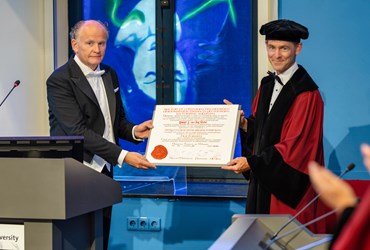 Dr. Robert van der Velde en promotor prof.dr.Joop van den Bergh