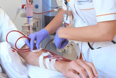 dialyse arm met infuus