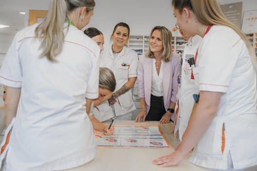 Verpleegkundigen werken samen met de docent bij VieCuri