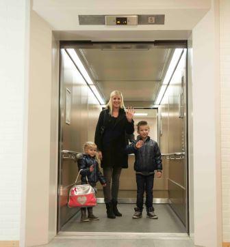 Job en Roos gaan in de lift