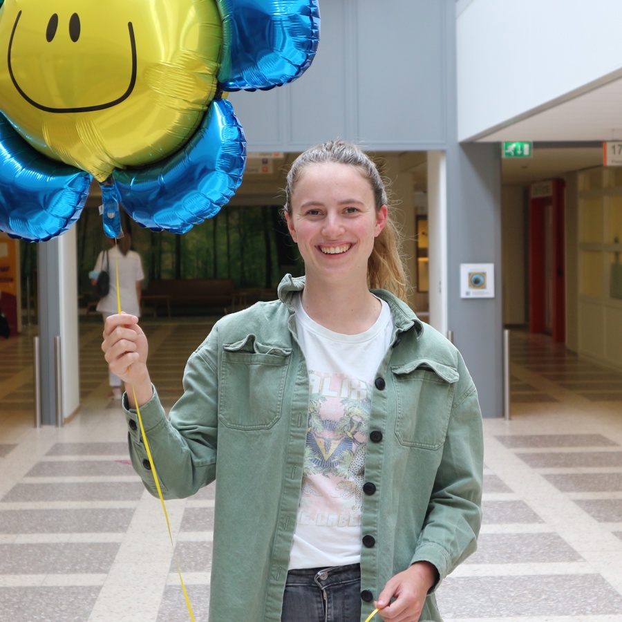 Bezoeker met ballon in hal VieCuri Venlo Bezoeker met ballon in hal VieCuri Venlo