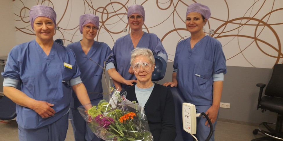 Mevrouw van Wijlick-Melis samen met het team dat haar geopereerd heeft Mevrouw van Wijlick-Melis samen met het team dat haar geopereerd heeft