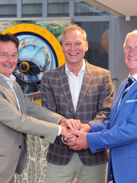 Roel Noten (Toon Hermans Huis), Gerard Marinus (VieCuri) en Mat Vestjens (Toon Hermans Huis) bekrachtigen de samenwerking