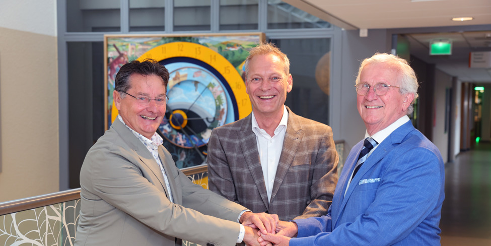 Roel Noten (Toon Hermans Huis), Gerard Marinus (VieCuri) en Mat Vestjens (Toon Hermans Huis) bekrachtigen de samenwerking