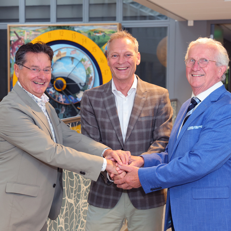 Roel Noten (Toon Hermans Huis), Gerard Marinus (VieCuri) en Mat Vestjens (Toon Hermans Huis) bekrachtigen de samenwerking
