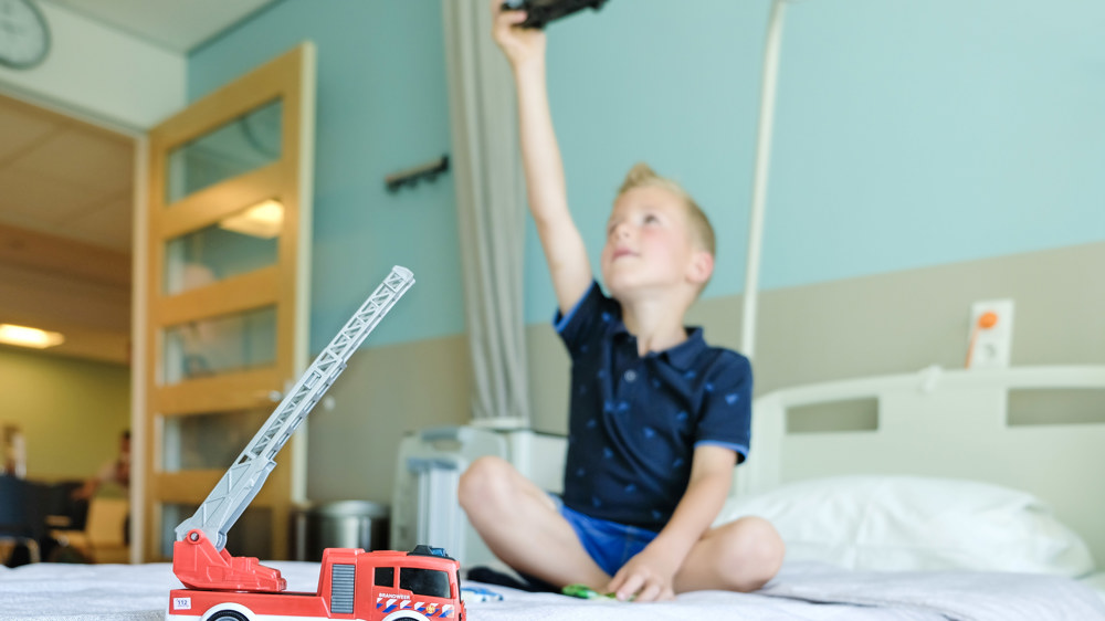 Jongen speelt met auto`s Jongen speelt met auto`s