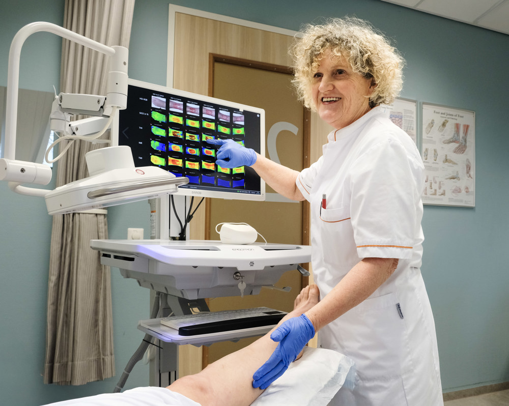 Yvonne Siebers, wondverpleegkundige, beoordeelt een wond in het Wondexpertisecentrum
