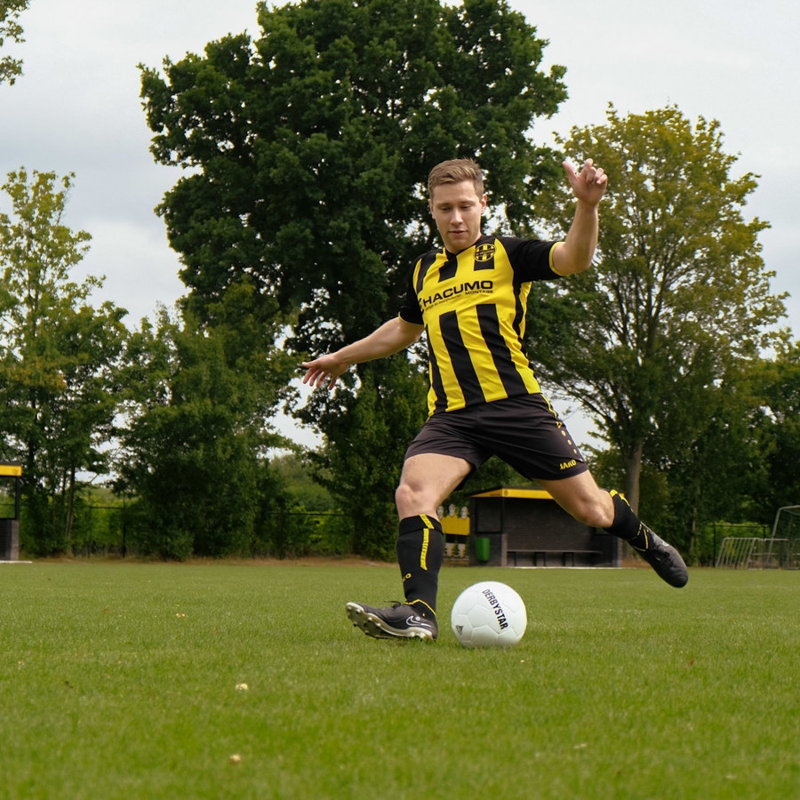 Rik kan weer voetballen na het herstel van het compartimentsyndroom