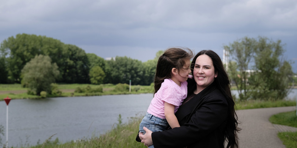 Mirthe met haar dochter Demir, aan de Maas