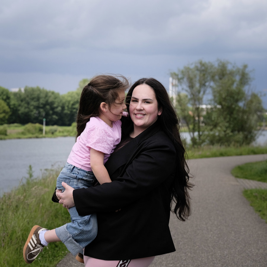 Mirthe met haar dochter Demir, aan de Maas