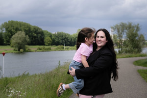 Mirthe met haar dochter Demir, aan de Maas