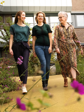Drie dames lopen in de BuitensteBinnenTuin van VieCuri