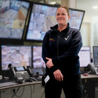 Beveiliger bij de beveiligerspost met de schermen van de beveiliging bij VieCuri