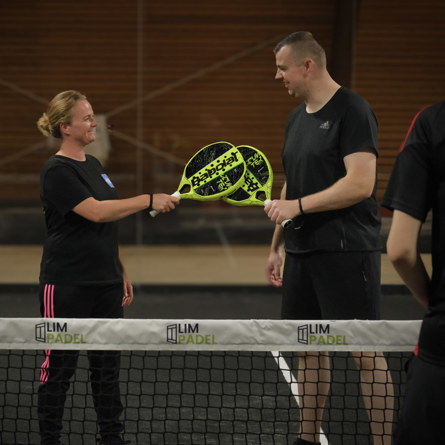 Collega's Sharon en Jelle spelen graag samen padel