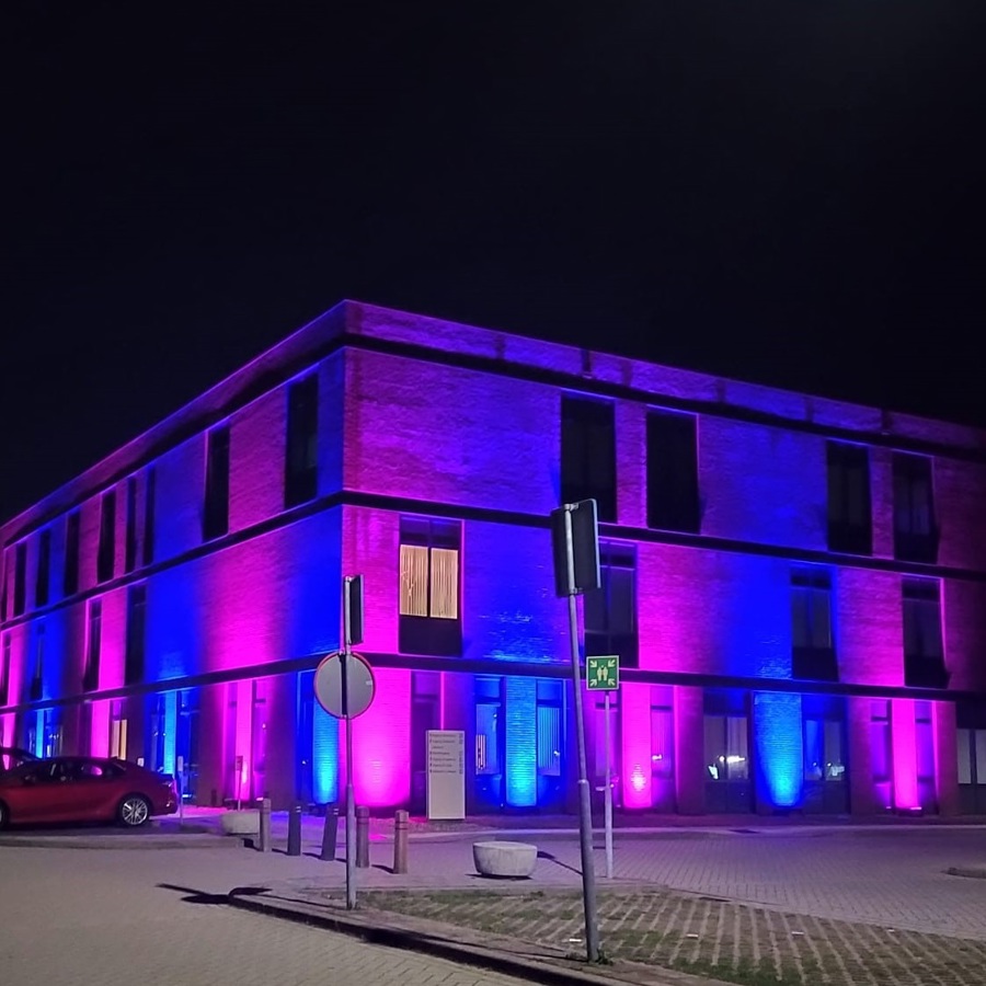 Het Geboortecentrum in blauw-rose verlicht voor de Baby Loss Awareness Week Het Geboortecentrum in blauw-rose verlicht voor de Baby Loss Awareness Week