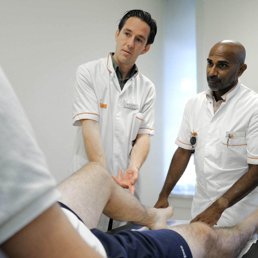 Chirurg Michiel Winkes en sportarts Prashant Komdeur doen onderzoek naar mogelijk compartimentsyndroom bij patiënt Chirurg Michiel Winkes en sportarts Prashant Komdeur doen onderzoek naar mogelijk compartimentsyndroom bij patiënt