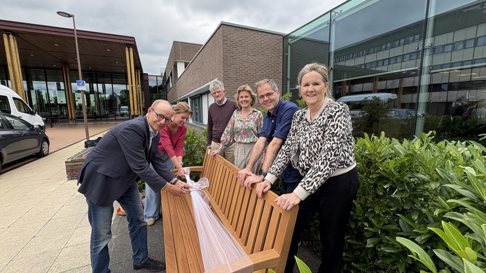 Vriendenstichting VieAmi neemt de nieuwe bankjes officieel in gebruik