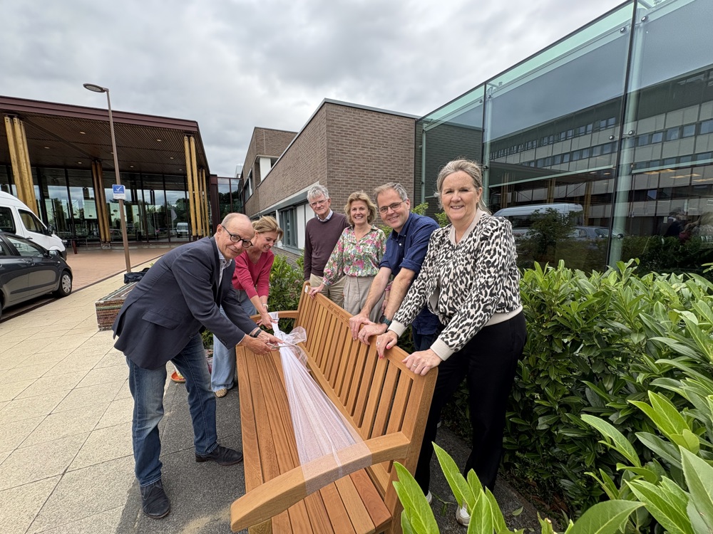 Vriendenstichting VieAmi neemt de nieuwe bankjes officieel in gebruik