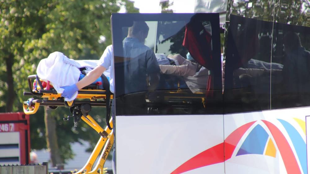 Hoogwater 2021, Een patiënt wordt in een bus vervoerd