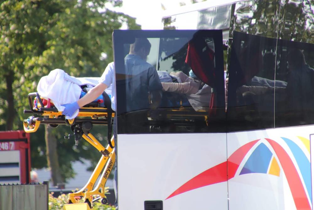 Hoogwater 2021, Een patiënt wordt in een bus vervoerd
