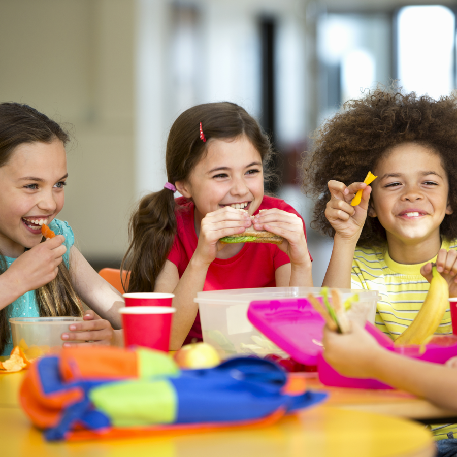 Kinderen die eten.