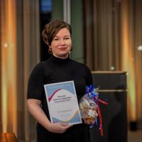 Emma Koehorst met haar prijs tijdens de Wetenschapsavond van VieCuri in november 2024