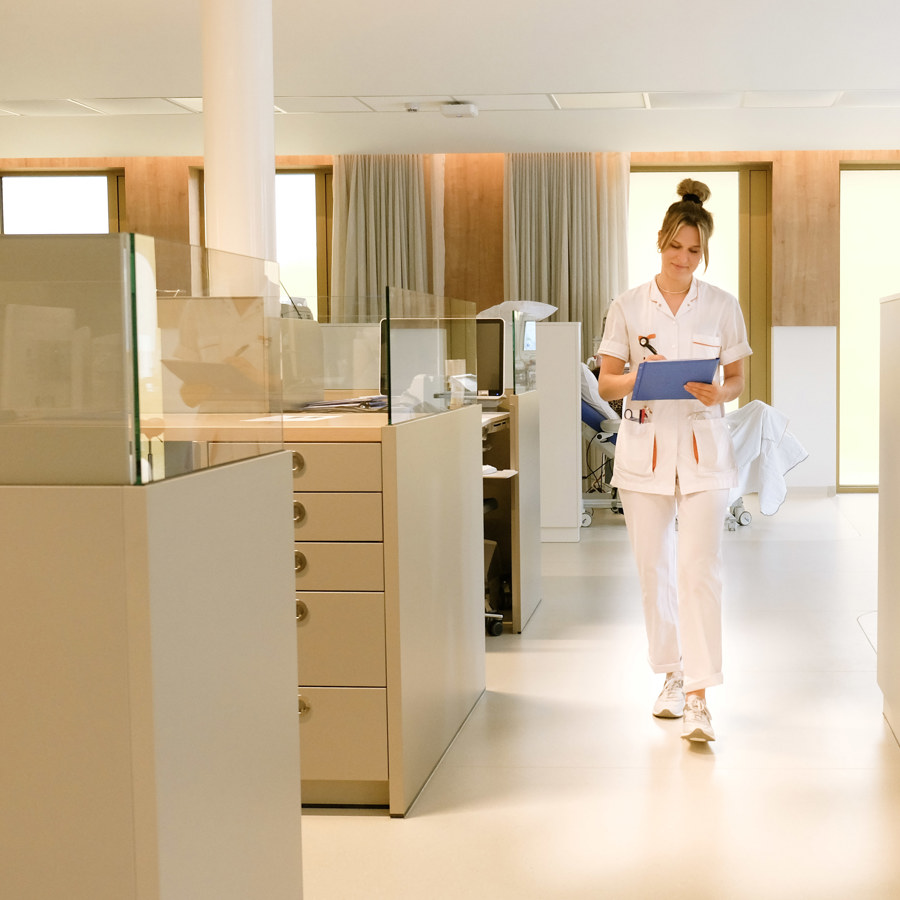 dialyseverpleegkundige loopt over de zaal dialyseverpleegkundige loopt over de zaal